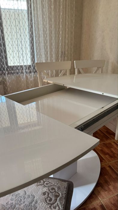 Овальный стол со стелянным покрытием со стульями