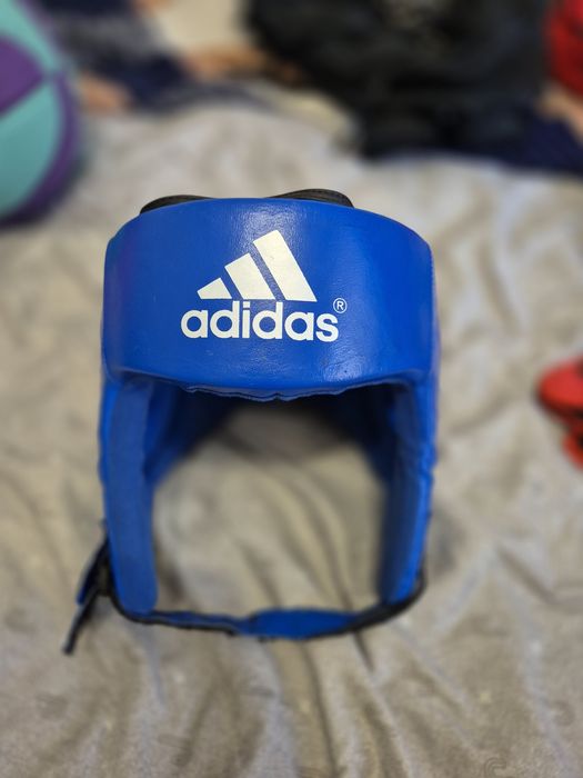 Два шлема синий и красный