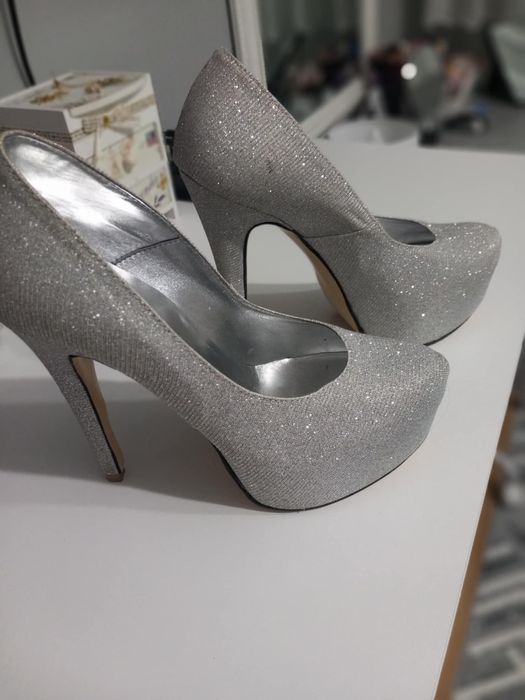 Продавам бална рокля, с подарък към нея, токчета!