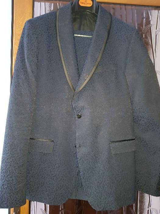 Vând costum bărbați