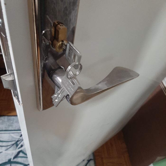 Двери входные деревянные