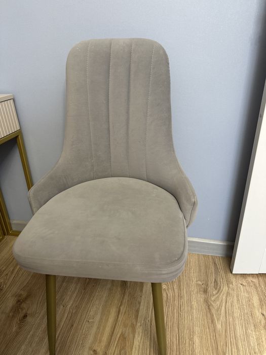 Продам серые бархатные стулья