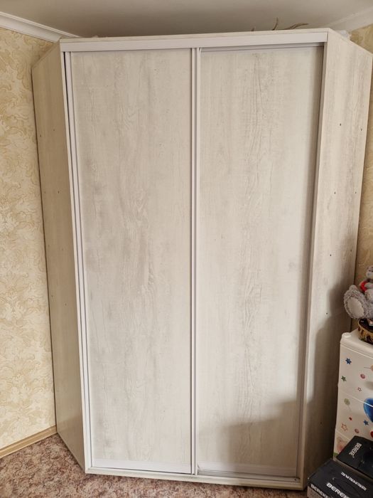 Продам угловой шкаф