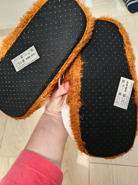 Papuci noi 32- 33 + un trenuleț cadou