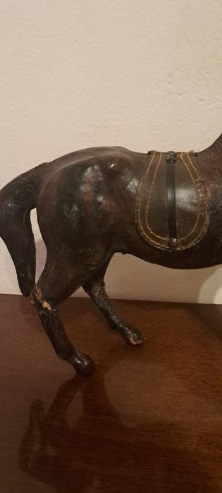 Стара статуетка Кон