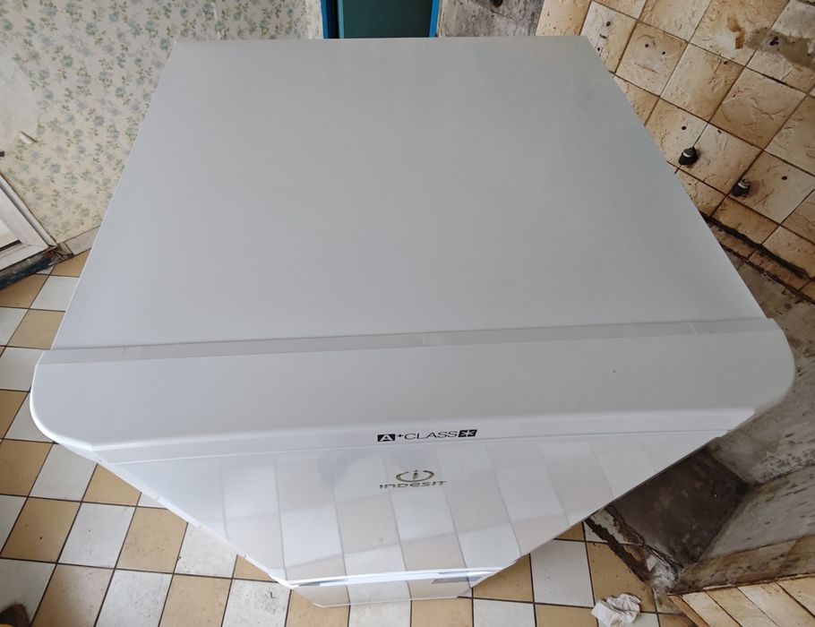 Хладилник с фризер Indesit NCAA 55 228л.