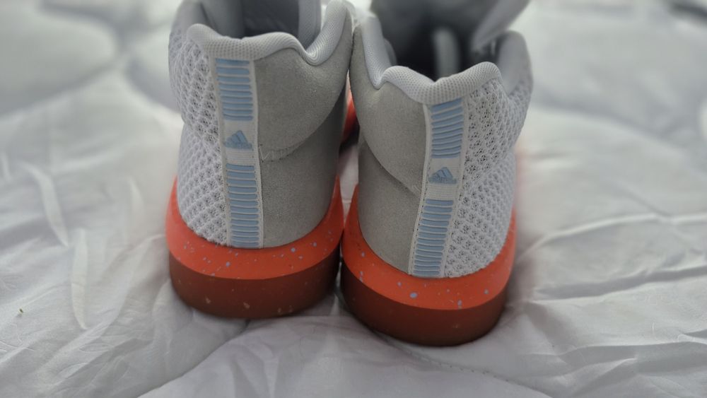 Vând Adidas shoes