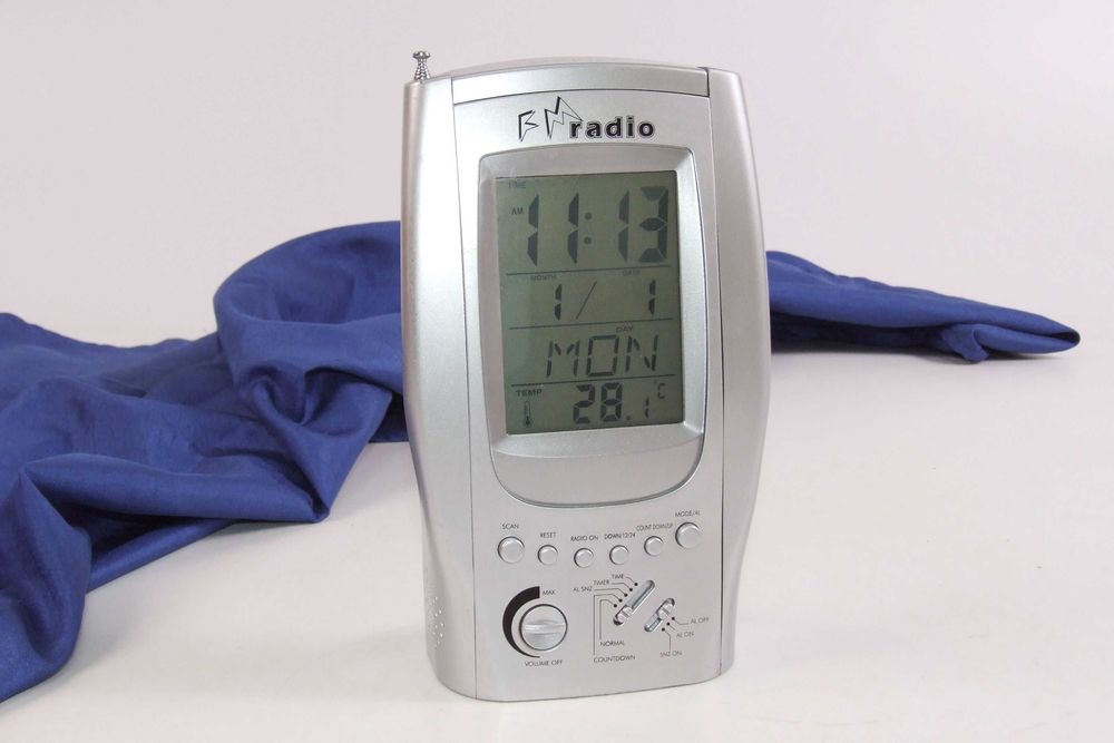 Radio cu ceas de birou, functii multiple, priza si baterii, NOU
