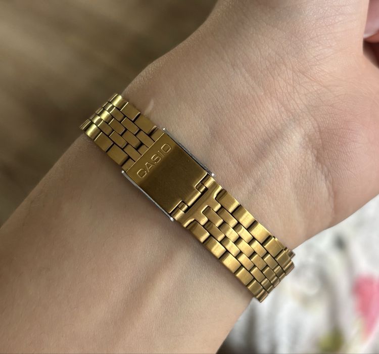 Златист часовник Casio