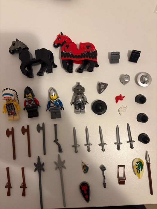 Vand figurine cu accesorii si cai tip Lego