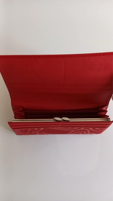 Червено дамско портмоне