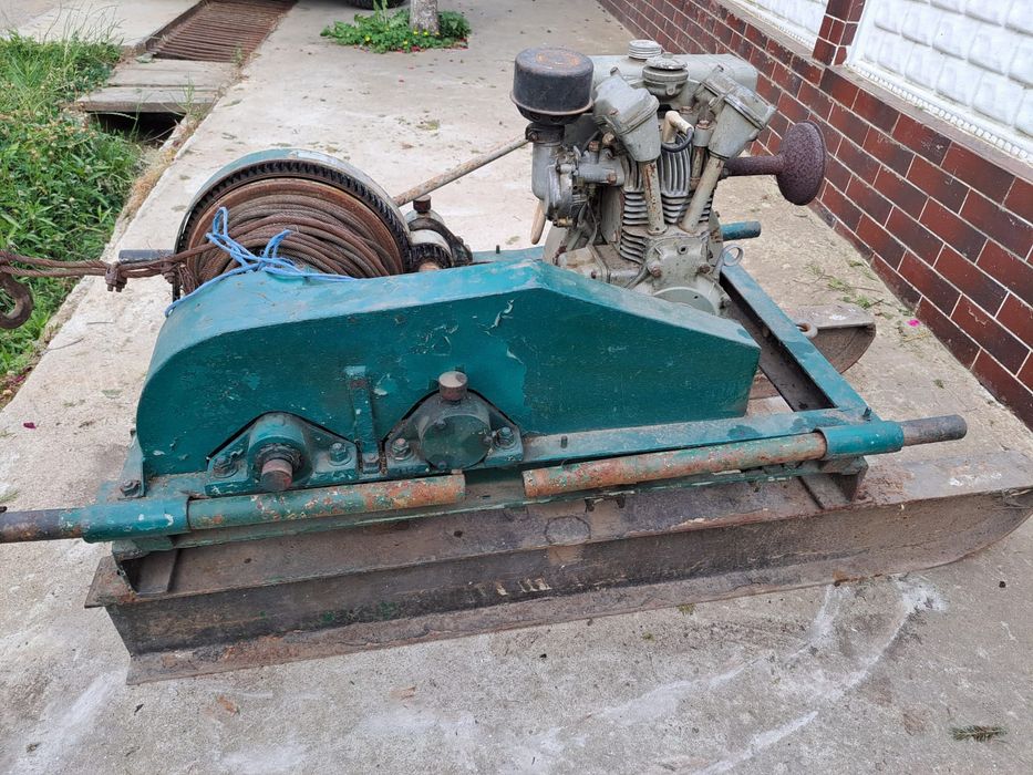 Troliu cu motor cu benzina