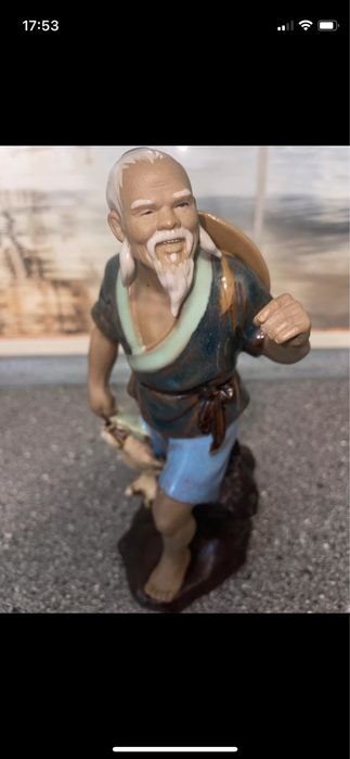 Bătrân cu pălărie și pești