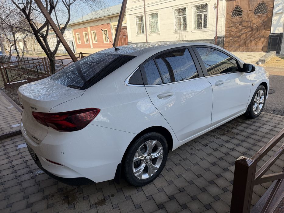 Onix Premier Avtomat 2023 yil Oq rang