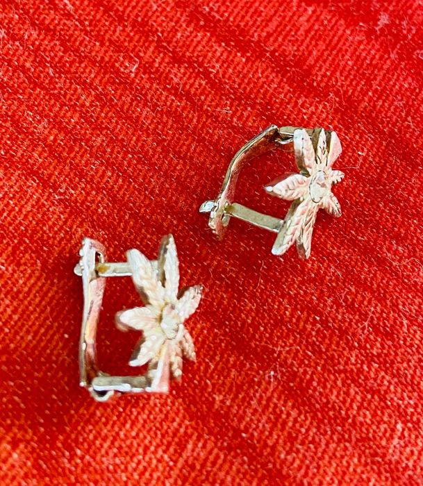 Сребърни обеци – цветенца с цирконий ...