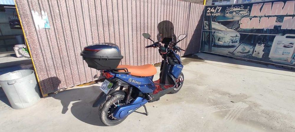 Sportivni skuter sotiladi