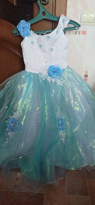 Шикарное праздничное платье для девочки