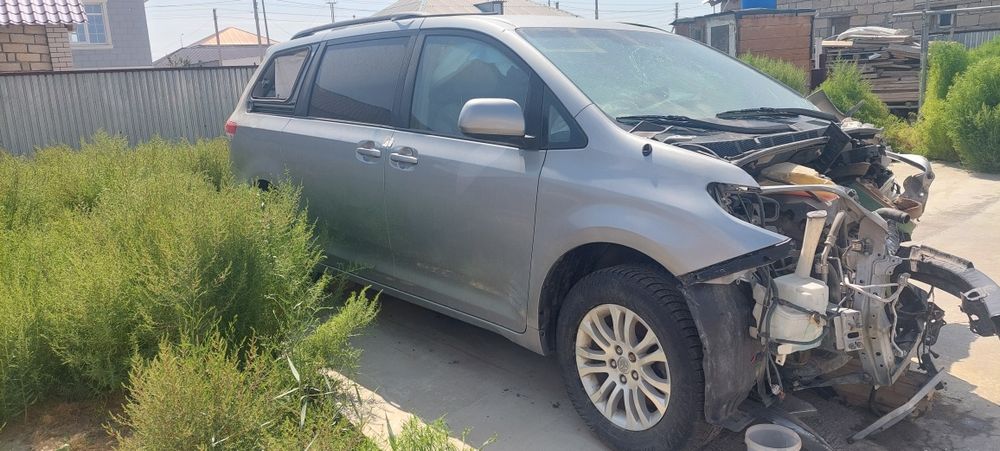 Toyota  Sienna Le 2011