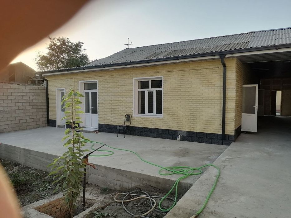 Жомбой марказида хокимият олдида ховли сотилади