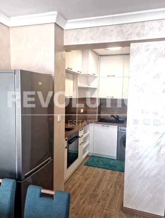 Луксозен тристаен апартамент в района на Колхозен пазар