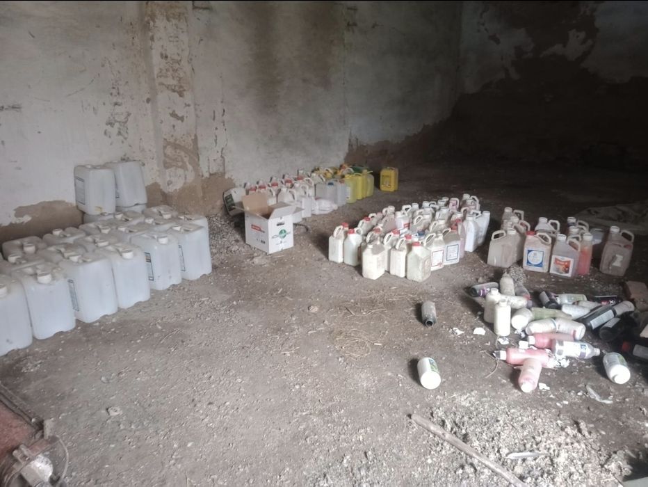 Канистры в таразе.