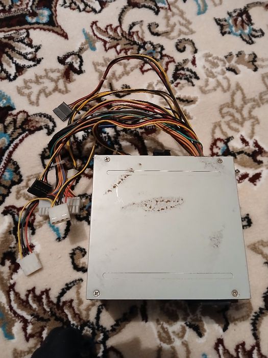 Ona plata va blok pitaniya