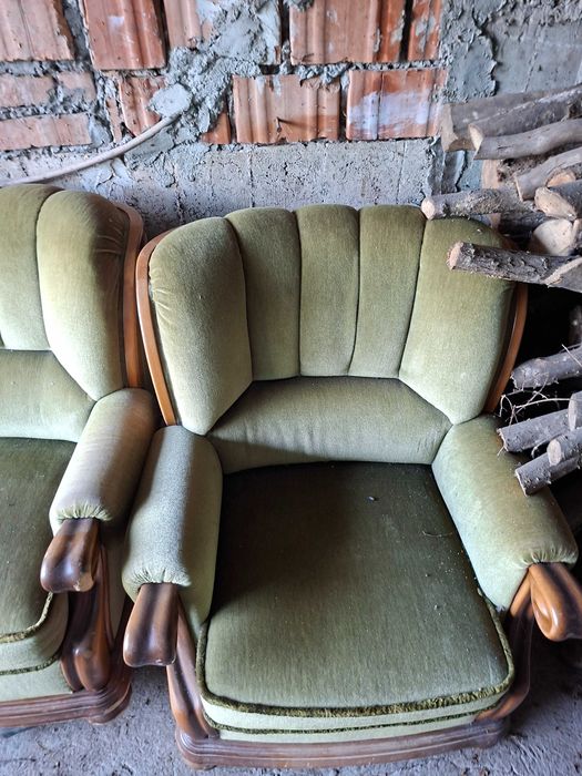 Fotolii din lemn de nuc cu tapiterie de culoarea frunzei de nuc.