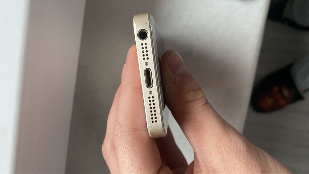 iPhone SE 100% baterie