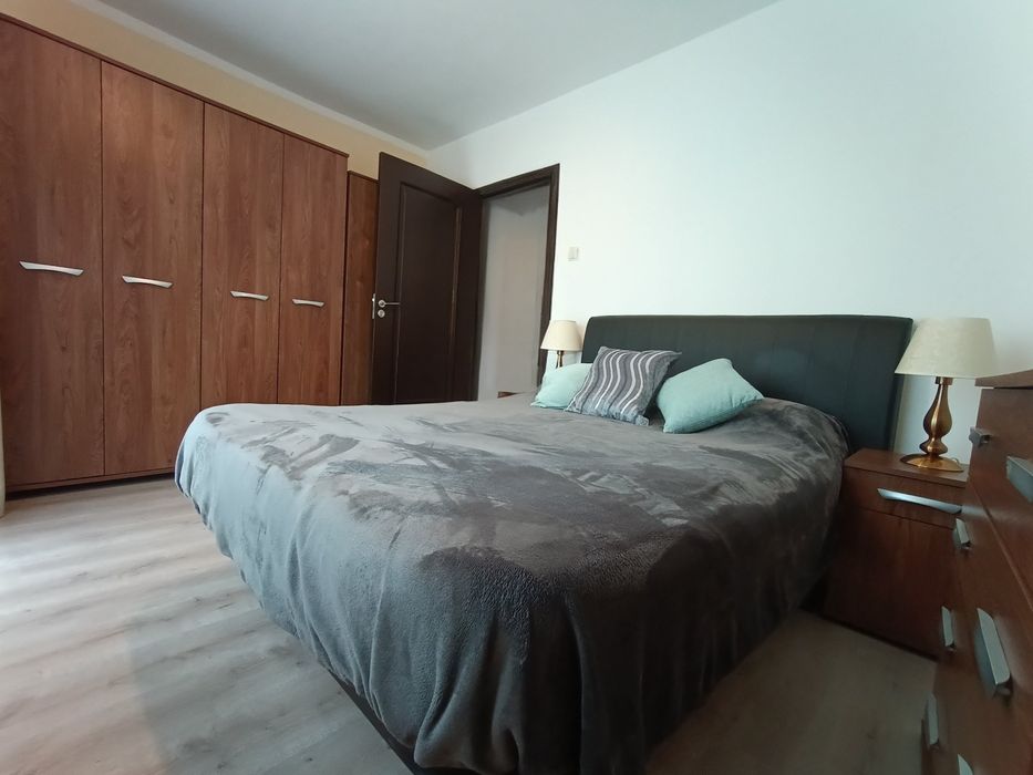 Vând apartament decomandat cu 3 camere, micro 16.