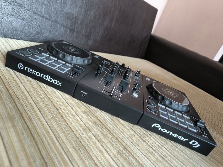 Pioneer DDJ-400 – Пълен премиум комплект (Твърд кейс + кабели) – КАТО НОВ!
