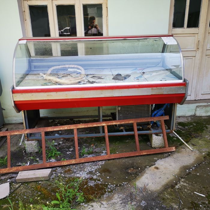 Vitrina xolodilnik do'konga