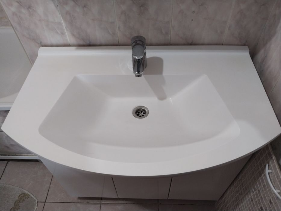 Раковина с тумбой и зеркало