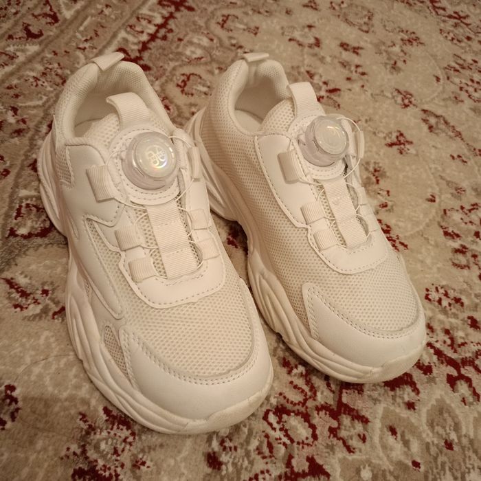 Продам белые кроссовки в отличном состоянии