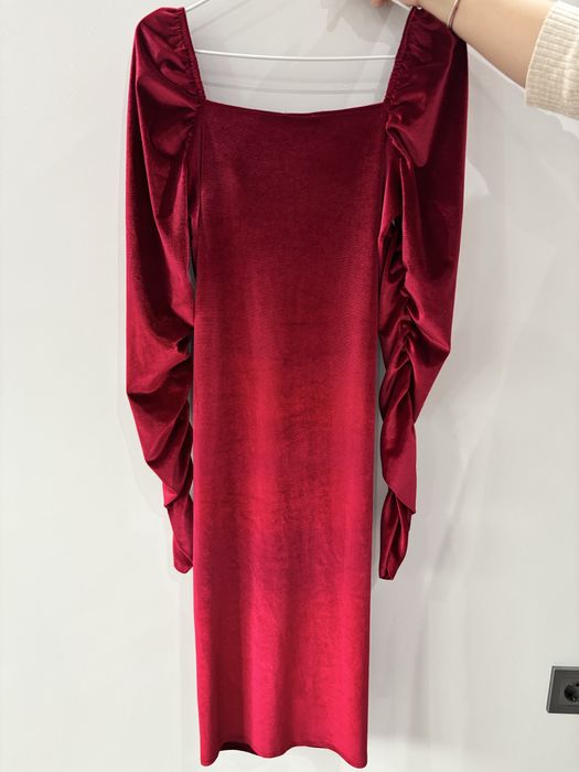 Червена кадифена рокля