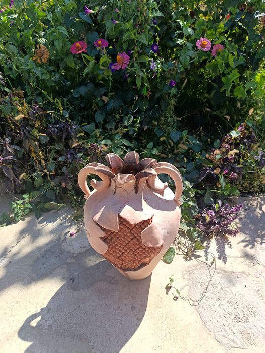 Qo'l mehnati asosida yasalgan kulolchilik buyumi.