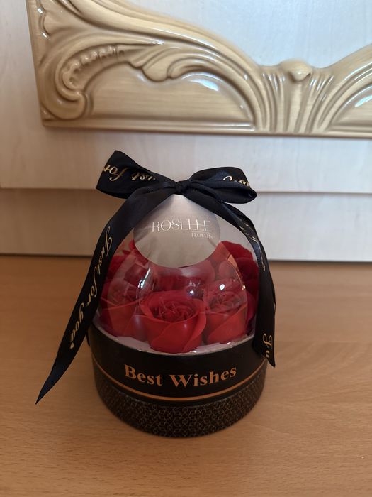Cutie trandafiri de săpun cu lănțișor cadou