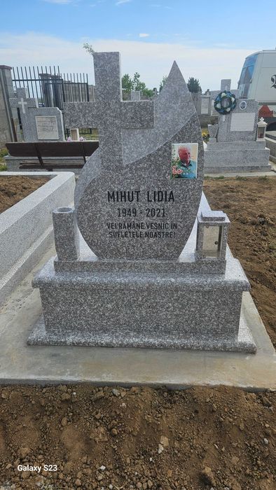 Monumente funerare granit, marmura si mozaic