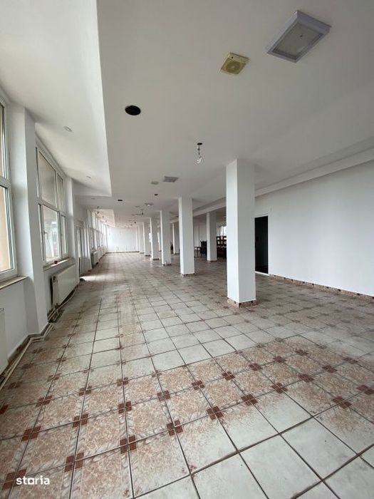 Spatiu comercial P+1+M, 1.000 mp construiti + teren 3.000 mp