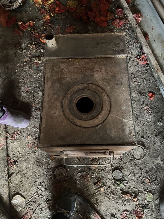 Кол жетымды багада Пеш сатылады