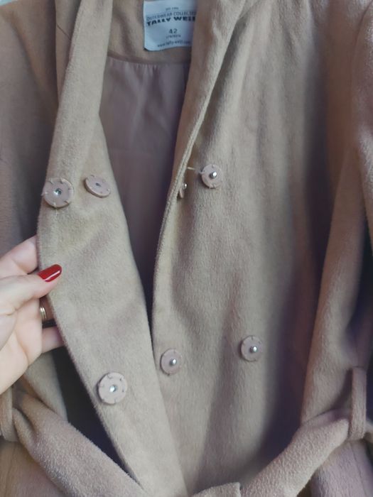 Palton crem cu glugă și cordon în talie made în Italy