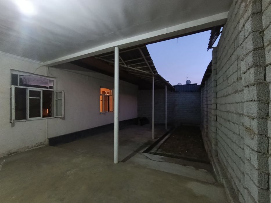 Nazarbekda 1.5 sotixlik, 3xonali uy sotiladi. Fasadi 12.3ga 12.2