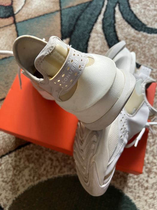 Converse albi cu siret