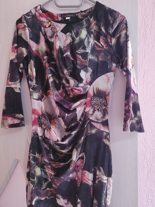 Кадифена рокля на цветя