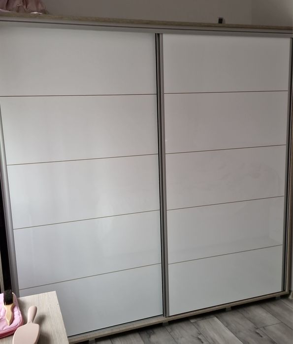 Pat matrimonial, noptiere, dulapuri, birou, scaune bar, măsuță, poliță