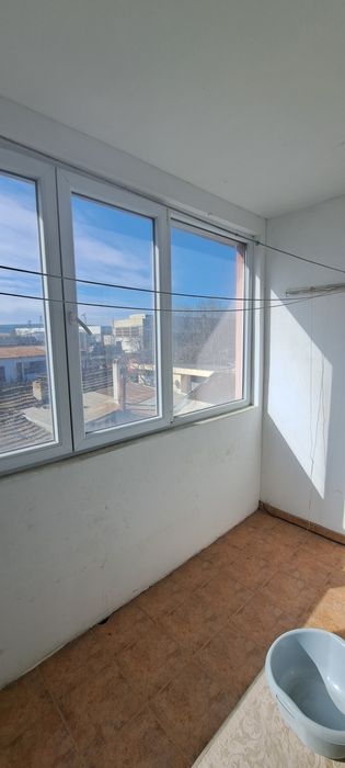 Тристаен апартаммент на 7мин пешеходно от център.