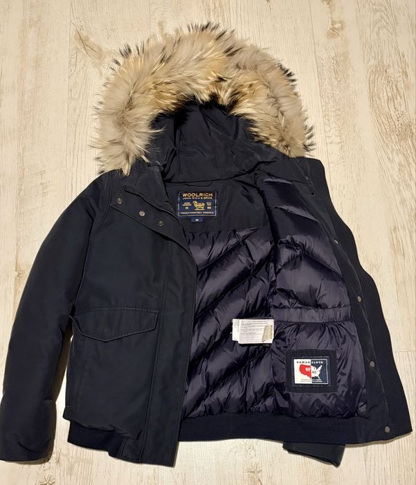Geacă premium de iarnă Woolrich, femei, bleumarin, cu glugă și blană, purtată