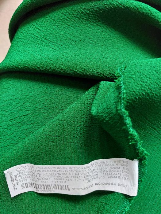 Splendoare de fusta de la Zara, un verde smarald superb, noua, model pe bie