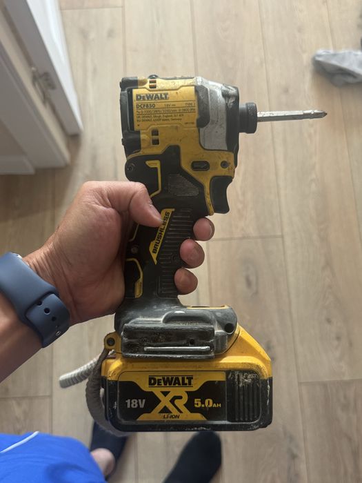 Винтаверт DeWALT