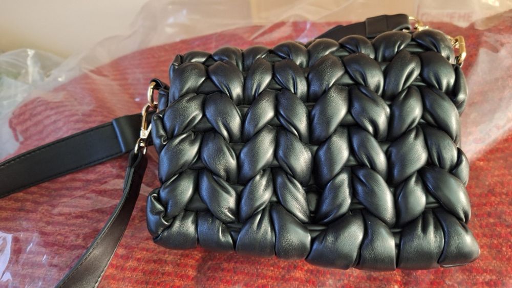 Продавам дамска чанта, черна,