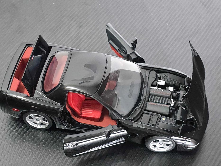 Macheta Auto 1/18 UT Models Chevrolet Corvette 1998